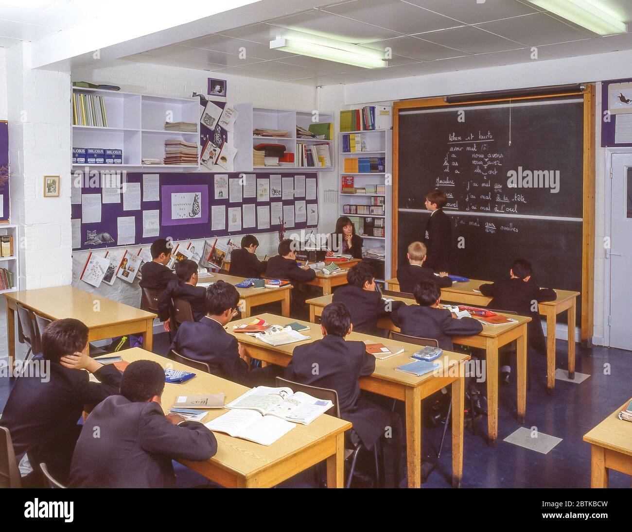 Insegnante e studenti in classe di lingua, Surrey, Inghilterra, Regno Unito Foto Stock