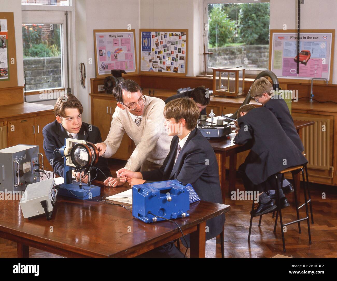 Insegnante e studenti in classe scientifica, Surrey, Inghilterra, Regno Unito Foto Stock