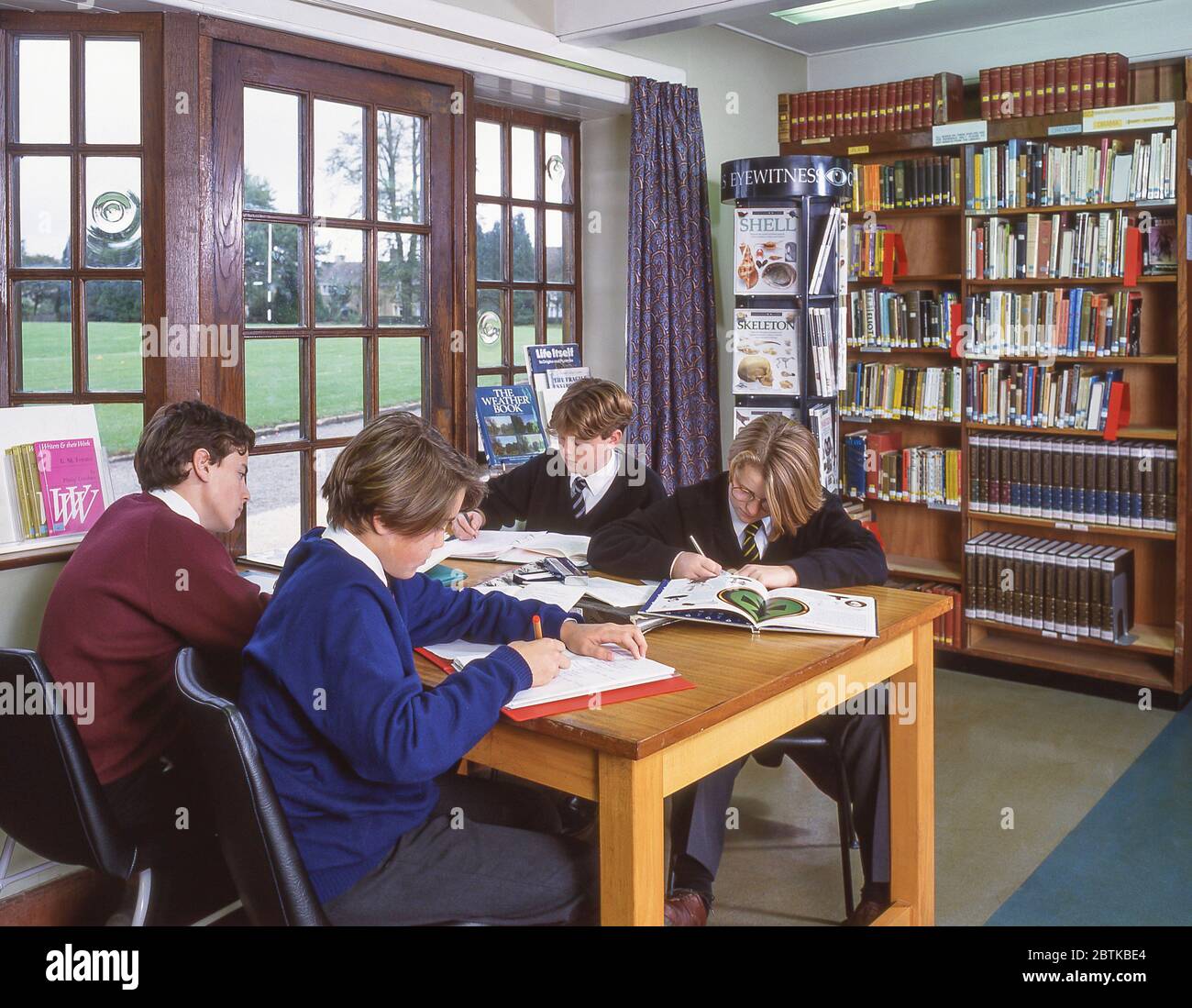 Studenti che studiano in biblioteca scolastica, Surrey, Inghilterra, Regno Unito Foto Stock