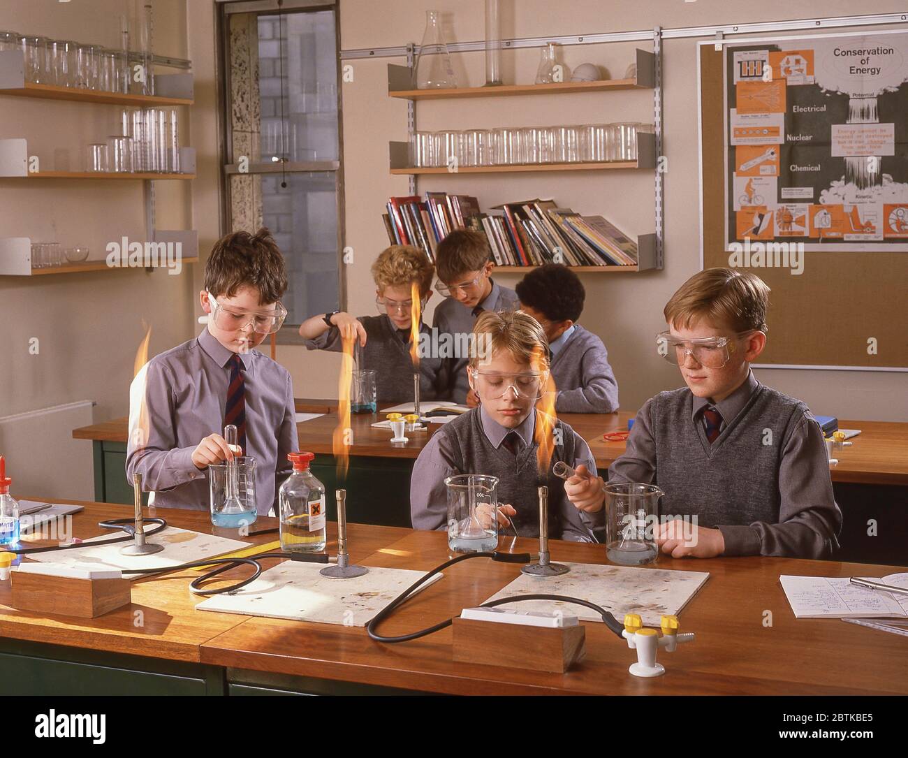 Giovani studenti in classe scientifica, Surrey, Inghilterra, Regno Unito Foto Stock