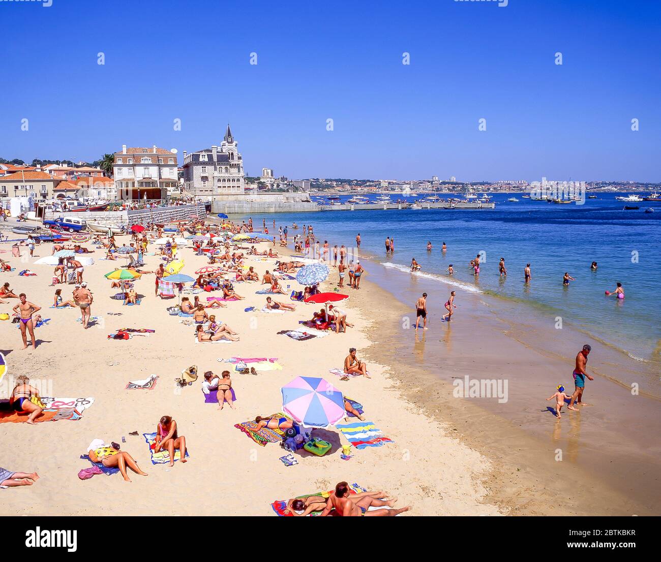 Praia da Ribeira de Cascais Beach e vista resort, Cascais, Costa di Estoril, regione di Lisbona, Portogallo Foto Stock