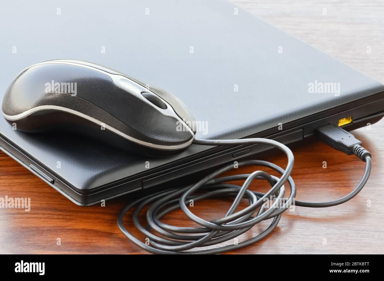 Notebook chiuso e mouse sul tavolo in ufficio Foto Stock