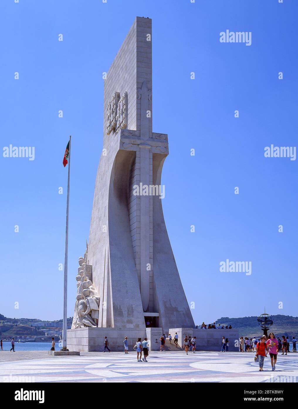 Monumento alle scoperte (Padrao dos Descobrimentos) sulla riva del fiume Tago, quartiere di Belem, Lisbona, Portogallo Foto Stock