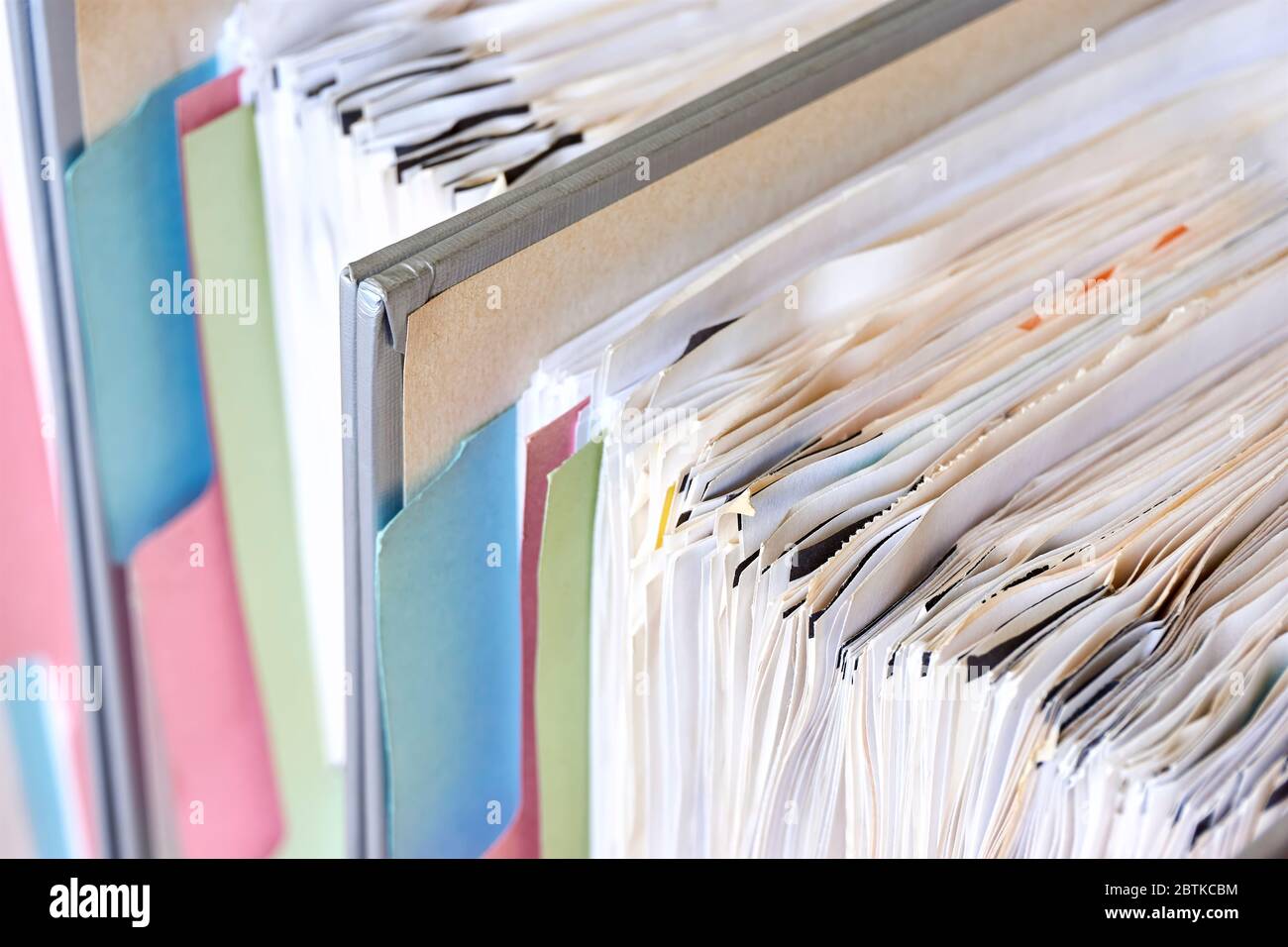 Primo piano di raccoglitori con carta e linguette. Pila di documenti aziendali, fatture o documenti in raccoglitori di documenti. Vita libera da debito, ufficio senza carta. Foto Stock