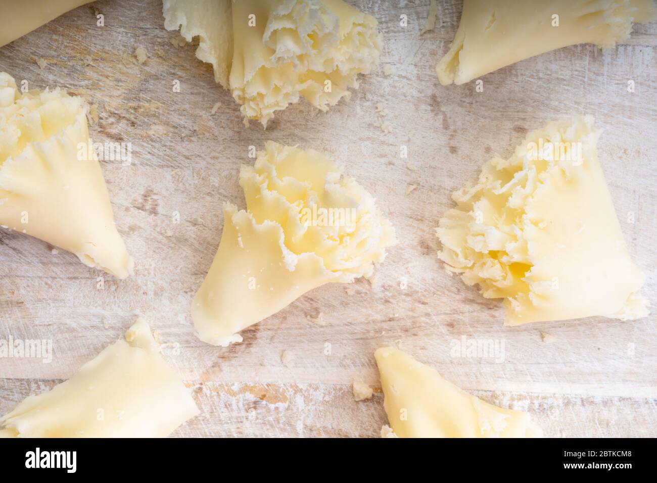 Formaggio svizzero Tete de Moine o testa monaco monastero, rasato con un  coltello speciale girolle, rosette su sfondo bianco di legno, primo piano  Foto stock - Alamy