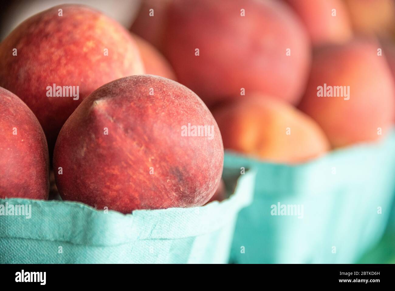Pesche fresche della Georgia in un mercato di frutta e verdura sul bordo strada nella Georgia nordorientale. (STATI UNITI) Foto Stock