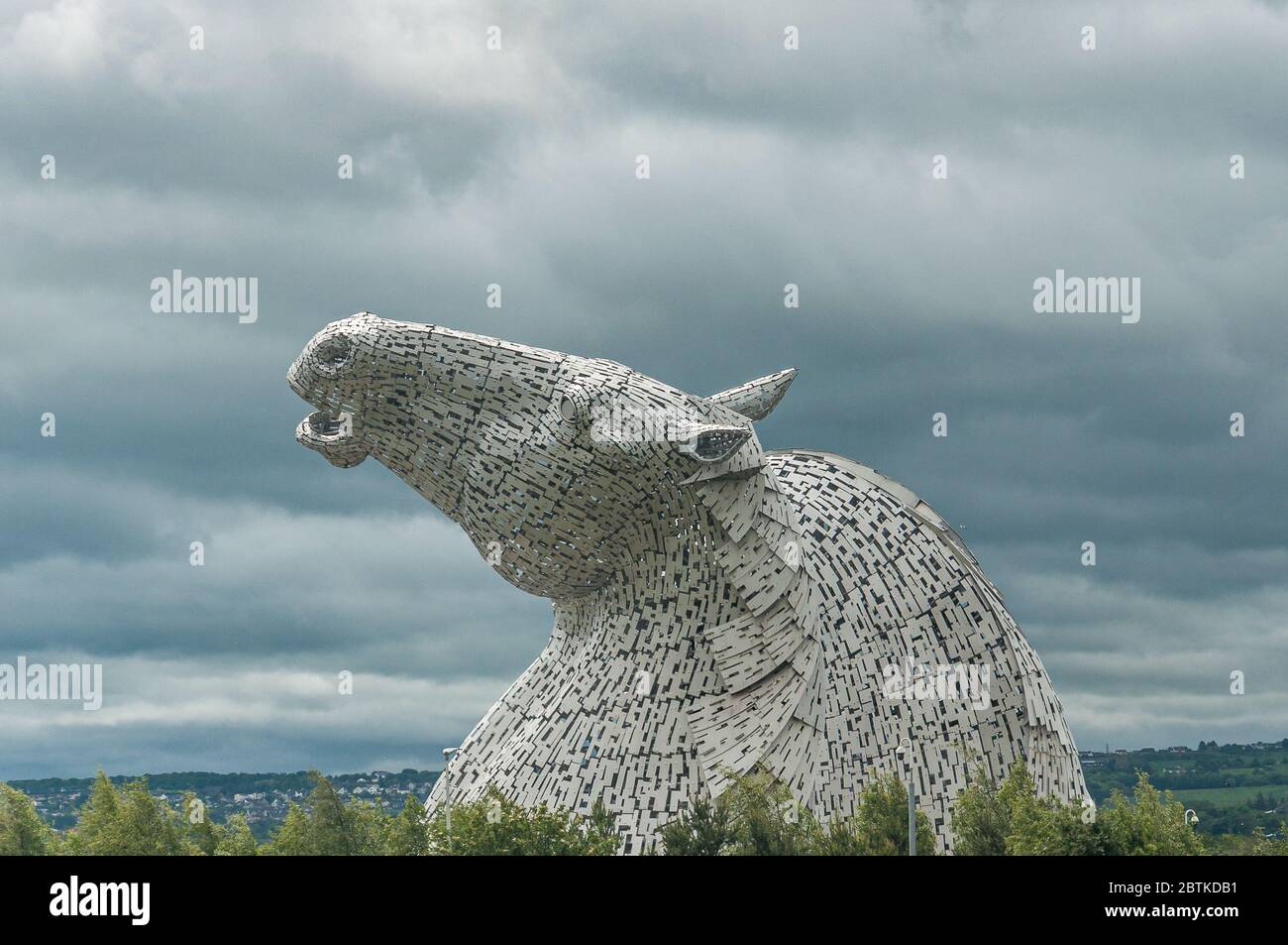 EDIMBURGO, GRAN BRETAGNA - 03 GIUGNO 2019: Sculture di testa di cavallo chiamato Kelpies in un giorno nuvoloso. Foto Stock