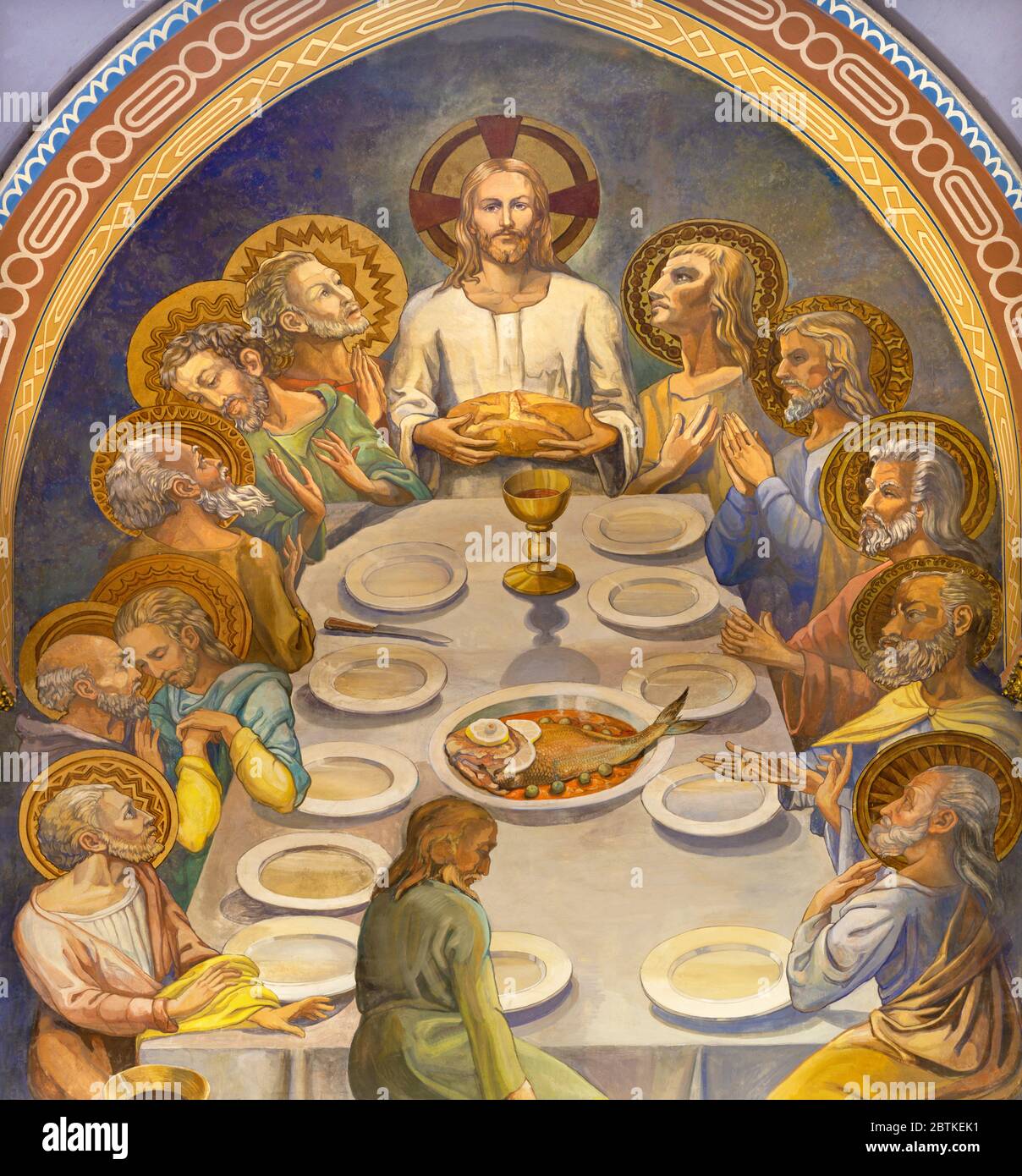 BARCELLONA, SPAGNA - 4 MARZO 2020: Il moderno affresco dell'ultima cena in chiesa Iglesia Sant Angel Custodi di artista sconosciuto dall'anno 1936. Foto Stock