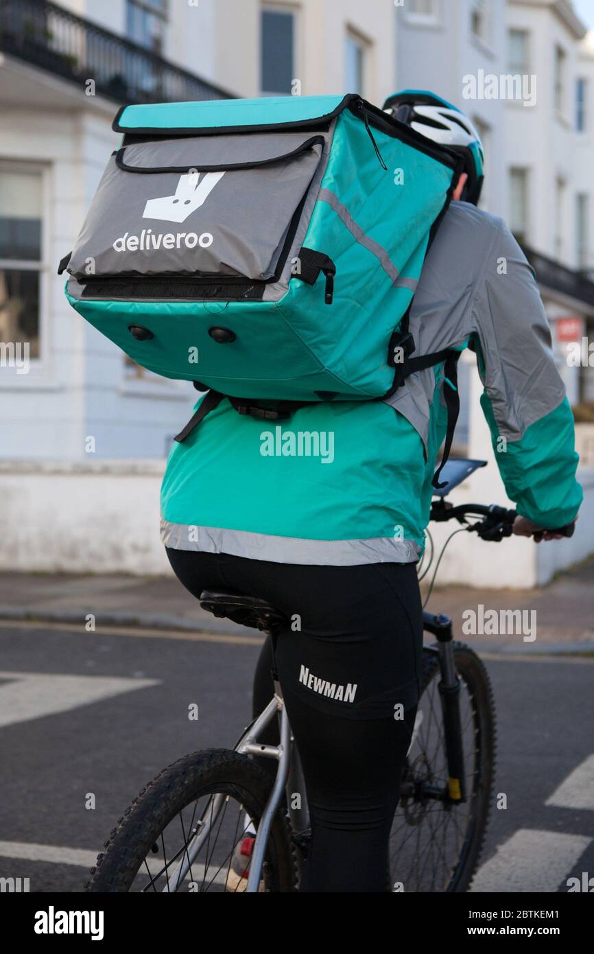 Corriere Deliveroo a Brighton, East Sussex Foto Stock