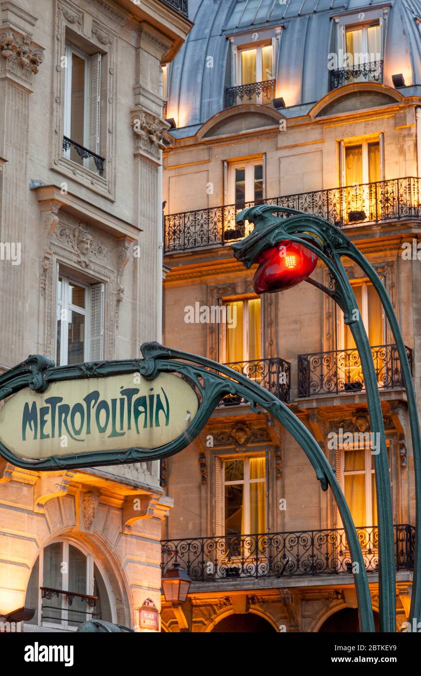 Serata alla fermata della metropolitana Saint Michel nel quartiere Latino, Parigi, Francia Foto Stock
