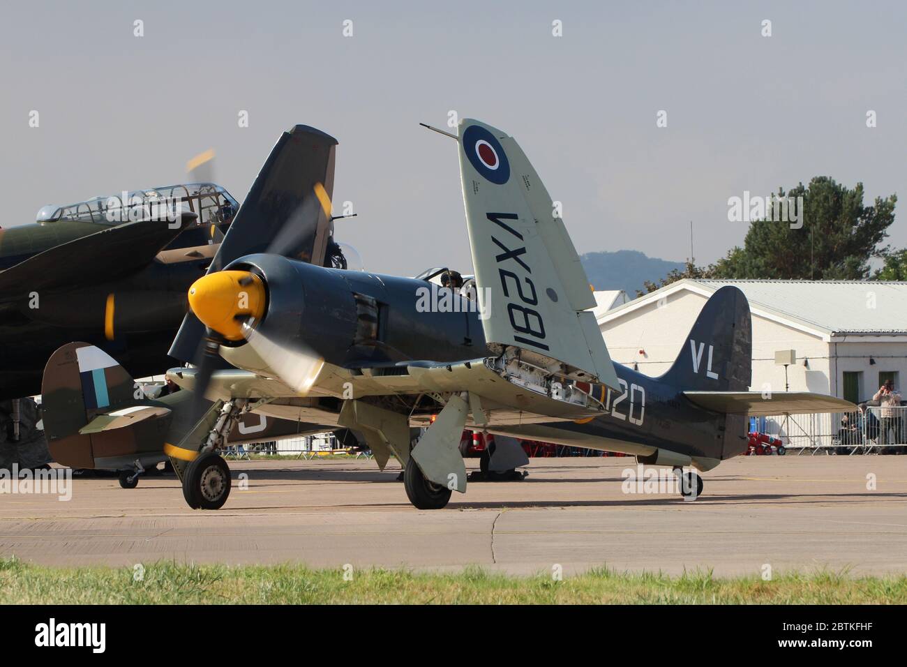 G-RNHF (precedentemente VX281 in servizio Royal Navy), un Hawker Sea Fury di proprietà della Marina Wings, e gestito dal Royal Navy Historic Flight, presso RAF Leuchars. Foto Stock