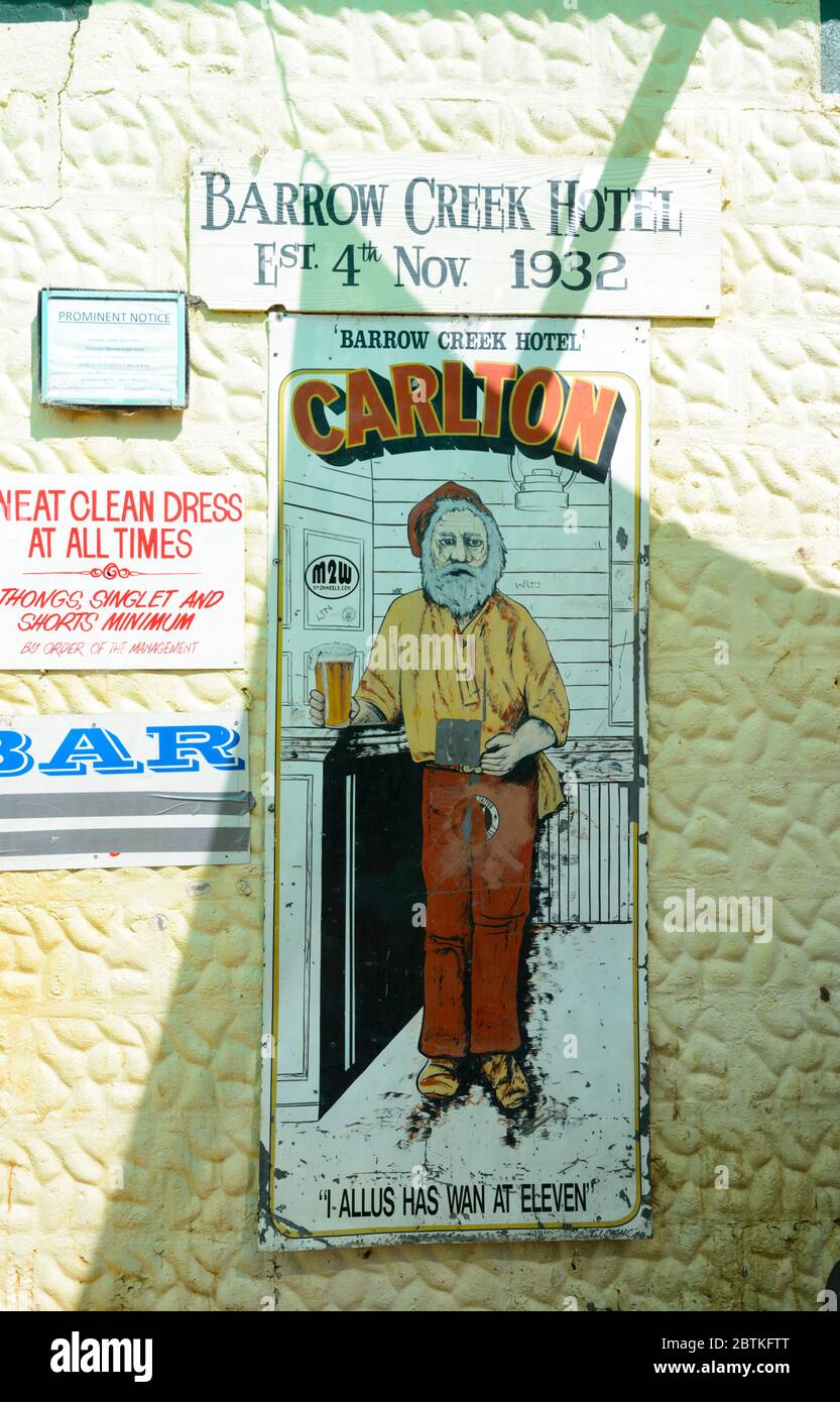 Cimeli appesi all'antico pub storico Barrow Creek, un pub Outback fondato nel 1932, Northern Territory, NT, Australia Foto Stock