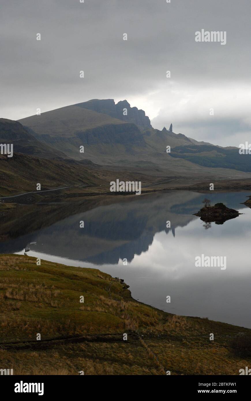 IL VECCHIO O STORR riflette nelle acque ancora di LOCH FADA, ISOLA DI SKYE, SCOZIA Foto Stock