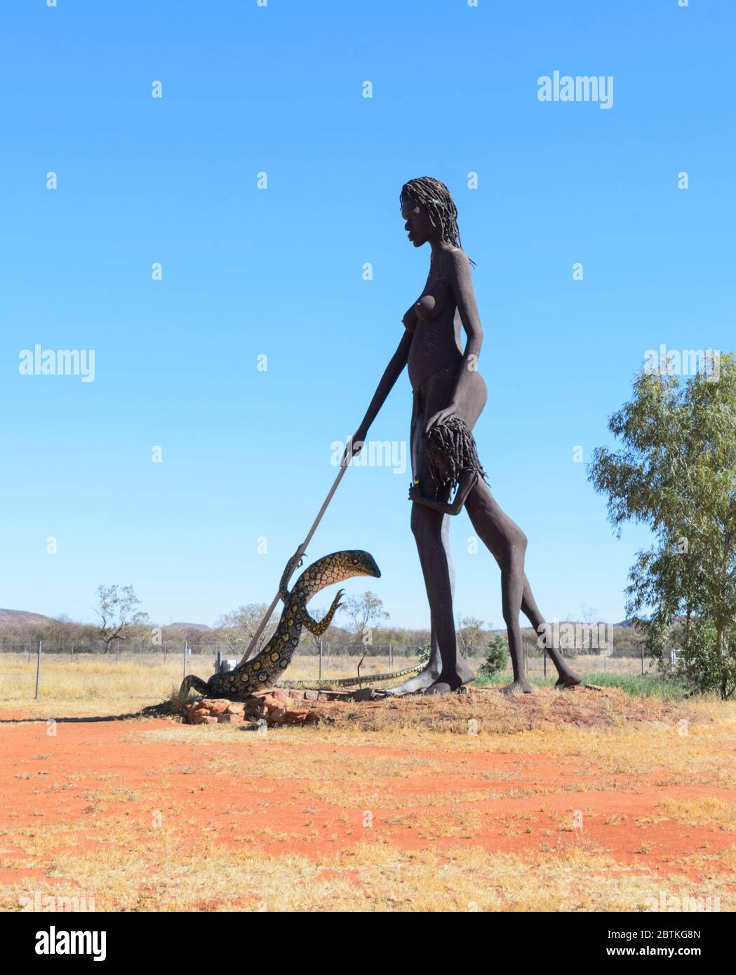 Scultura di una donna aborigena, un bambino e un Iguana, Aileron Village, territorio del Nord, NT, Australia Foto Stock