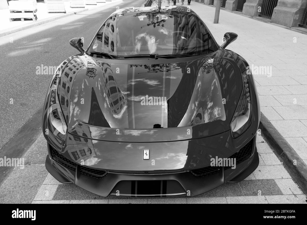 Amburgo, Germania-27 luglio 2019: La supercar rossa Ferrari 488 pista parcheggiata in strada ad Amburgo, Germania . La Lamborghini è famosa e costosa automobile di marca Foto Stock