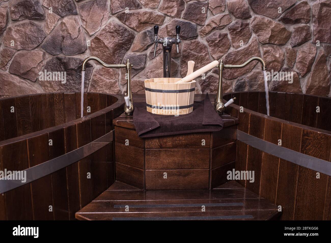 Accessori bagno in legno nella sauna Foto Stock