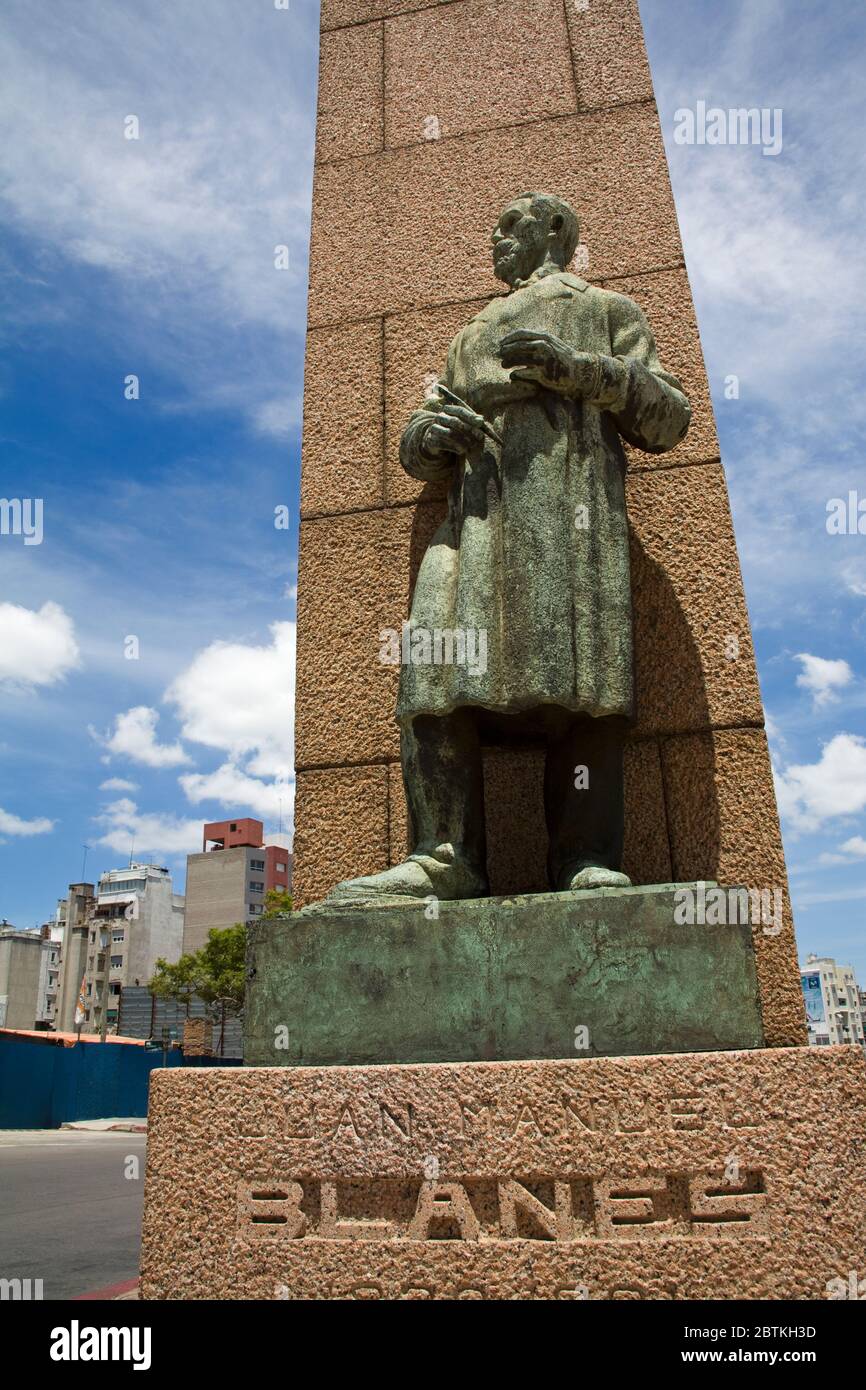 Juan Manuel Blanes statua fuori Teatro Solis, Old City District, Montevideo, Uruguay, Sud America Foto Stock