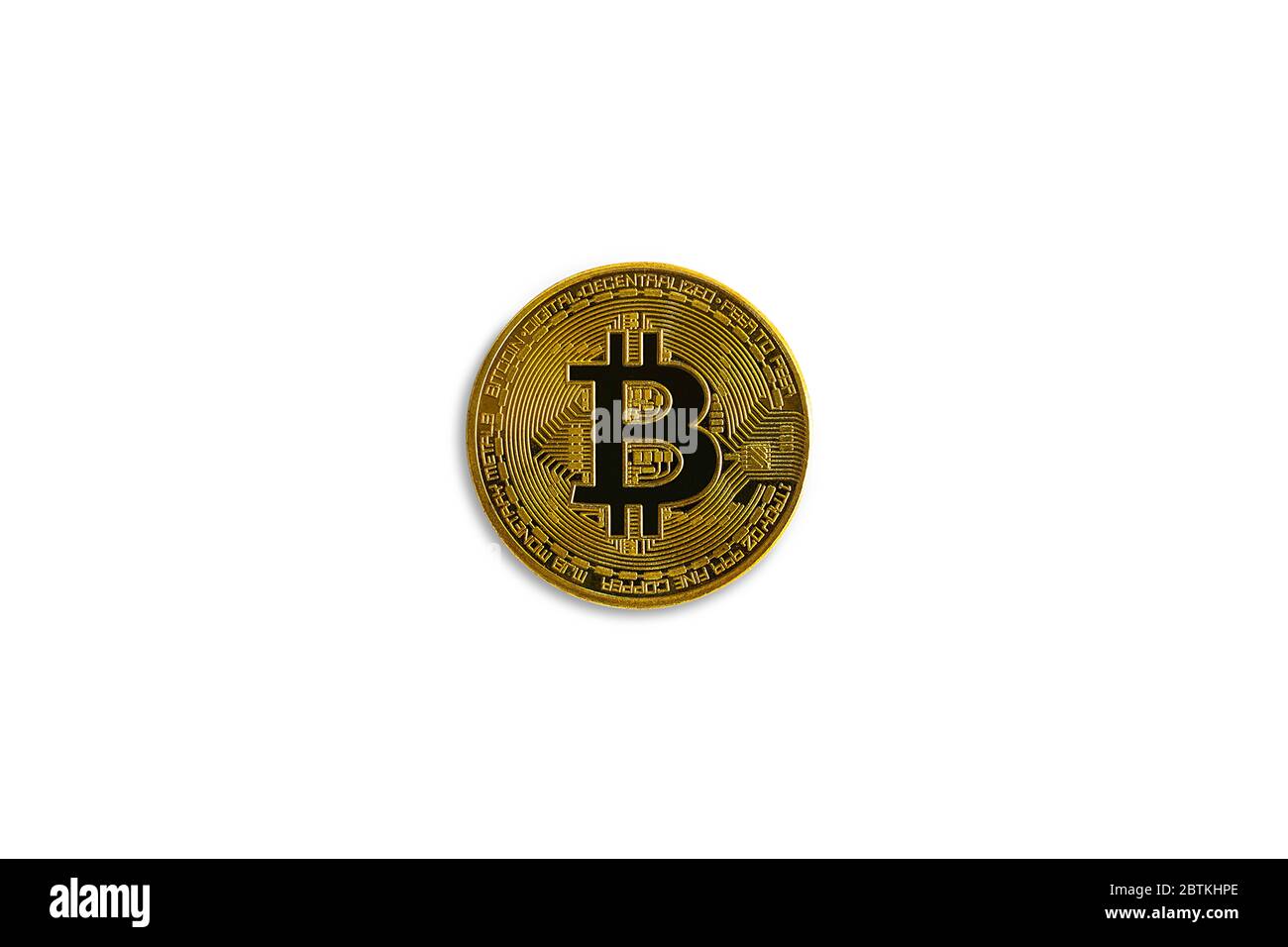 Moneta di bit dorata su bianco isolato con sentiero di taglio. Bitcoin è un buon metodo di pagamento nel moderno mercato globale dell’economia. Valuta digitale virtuale e finan Foto Stock