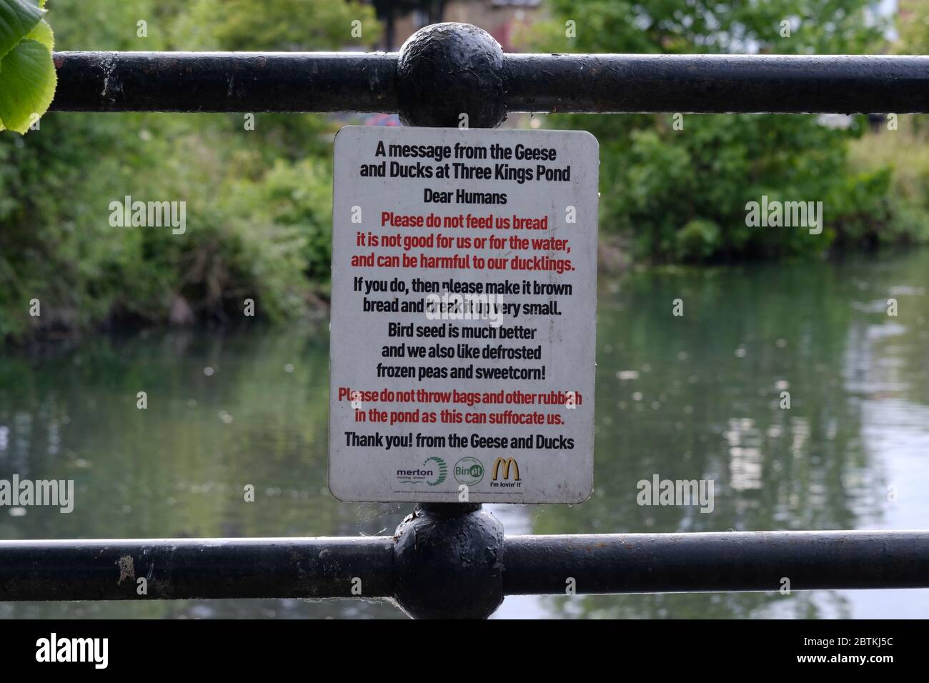 Greggs, centro commerciale di Sutton High Street, Surrey. Il settore dei prodotti da forno si è chiuso temporaneamente il 23/03/20 durante la pandemia della COVd-19. Foto Stock
