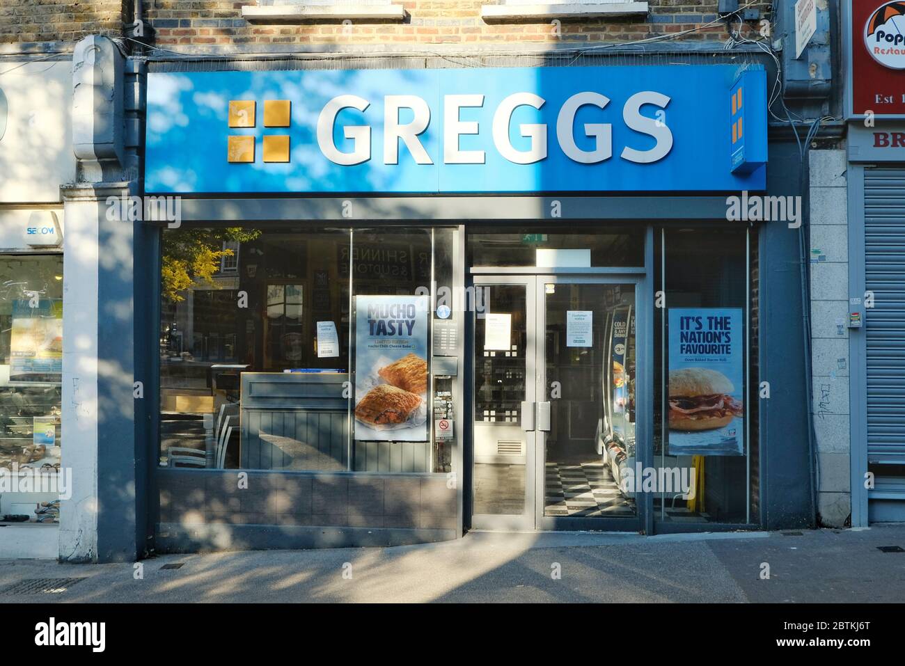 Greggs, centro commerciale di Sutton High Street, Surrey. Il settore dei prodotti da forno si è chiuso temporaneamente il 23/03/20 durante la pandemia della COVd-19. Foto Stock