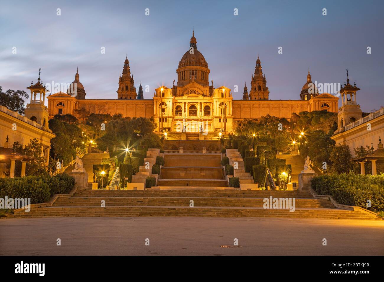 Barcellona - il Palazzo reale dalla Plaza Espana al tramonto. Foto Stock