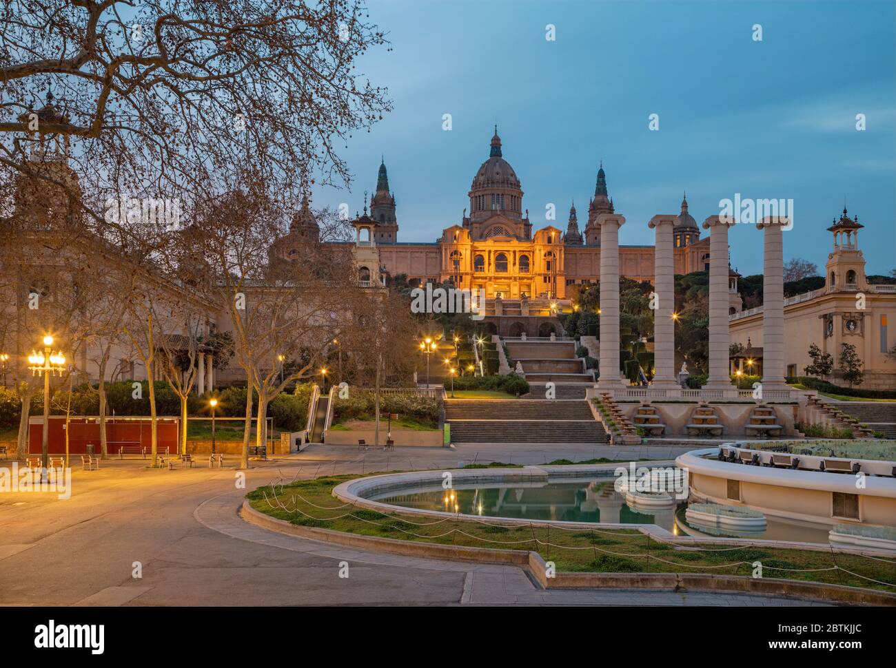 Barcellona - il Palazzo reale dalla Plaza Espana al tramonto. Foto Stock