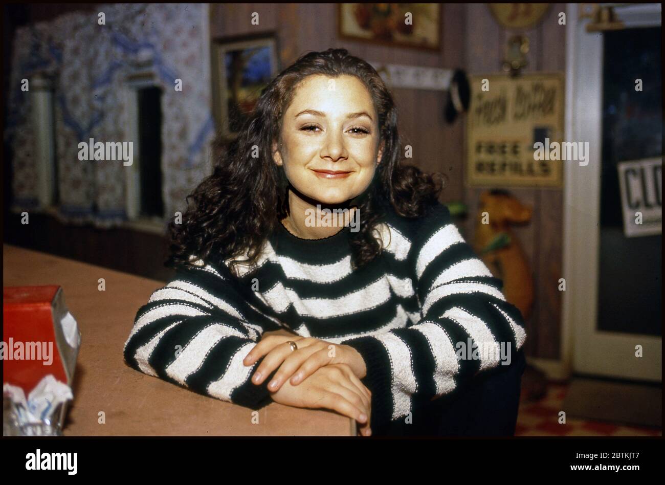 Ritratto dell'attrice Sarah Gilbert sul set della serie televisiva Roseanne intorno agli anni '80. Foto Stock