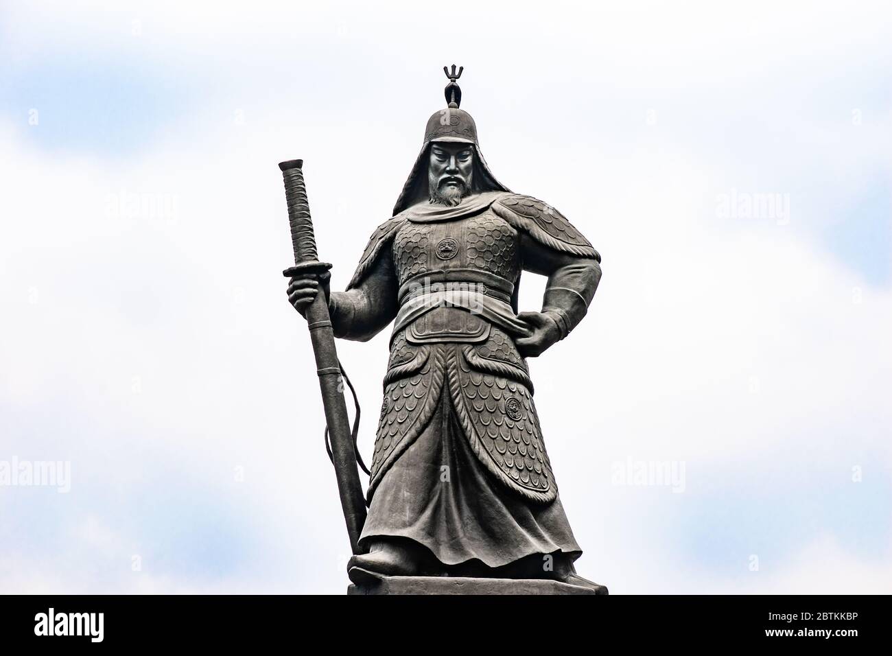 La statua dell'ammiraglio e generale coreano, Yi Sun Shin, situata in piazza Gwanghwamun a Seoul, Corea del Sud. Foto Stock