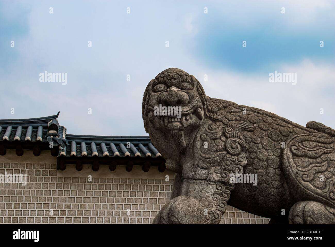 Una statua di Komainu a Seoul, un Komainu è conosciuto come un cane di leone in Asia, uno che è usato per evitare gli spiriti malvagi. Foto Stock