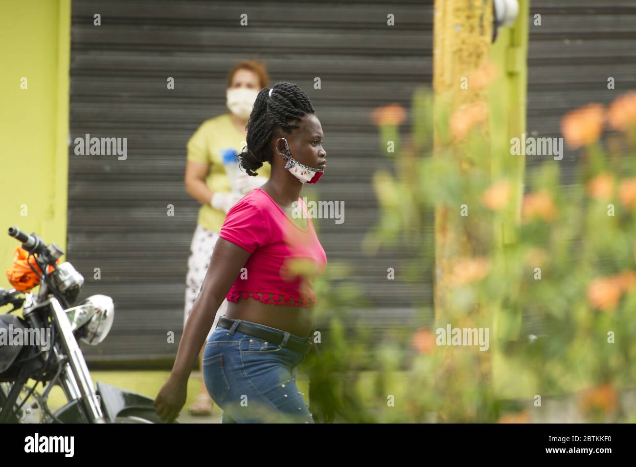 Jarabacoa ,la Vega / Repubblica Dominicana - 23 maggio 2020 : una giovane immigrata haitiana che cammina per le strade della Repubblica Dominicana durante la covid-19 Foto Stock