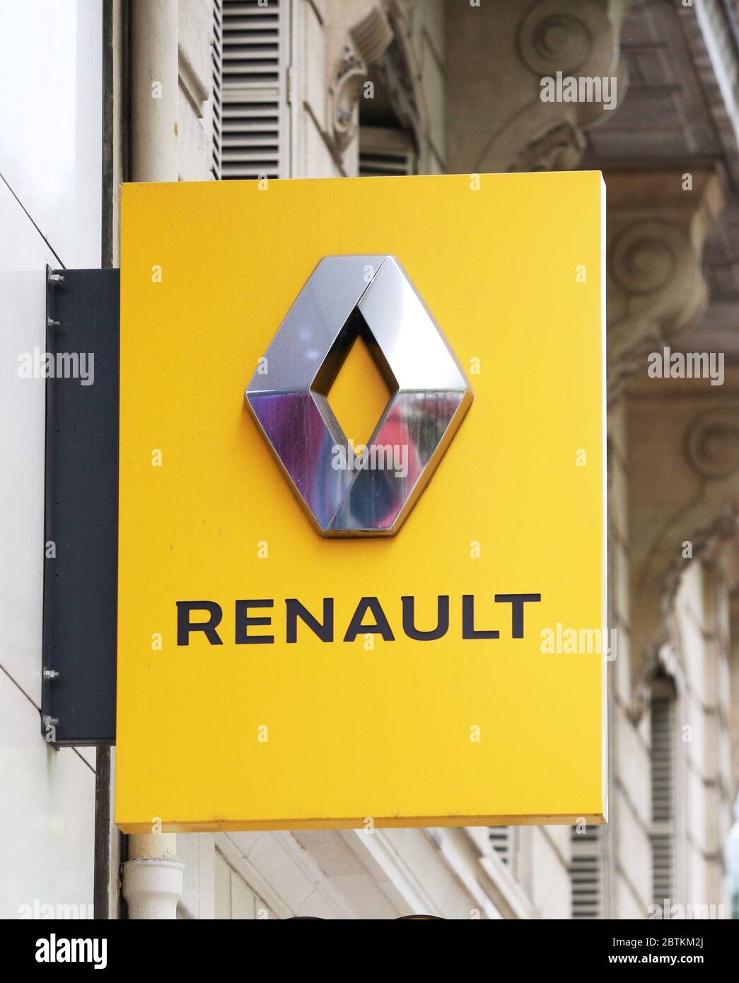 Parigi, Francia. 22 maggio 2020. Foto scattata il 22 maggio 2020 mostra il logo della casa automobilistica francese Renault su una concessionaria di automobili sugli Champs Elysees a Parigi, Francia. Il presidente francese Emmanuel Macron il 26 maggio ha svelato un piano di salvataggio di otto miliardi di euro (8.78 miliardi di dollari) per aiutare la ripresa dell'industria automobilistica domestica duramente colpita dal blocco anti-coronavirus. Il piano si concentra sulla produzione di veicoli ecologici. Credit: Gao Jing/Xinhua/Alamy Live News Foto Stock