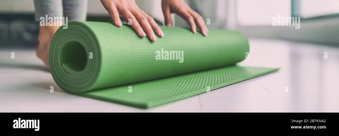 Home meditazione donna Rolling yoga palestra in soggiorno per pilates allenamento online classe banner panoramico appartamento stile di vita. Foto Stock