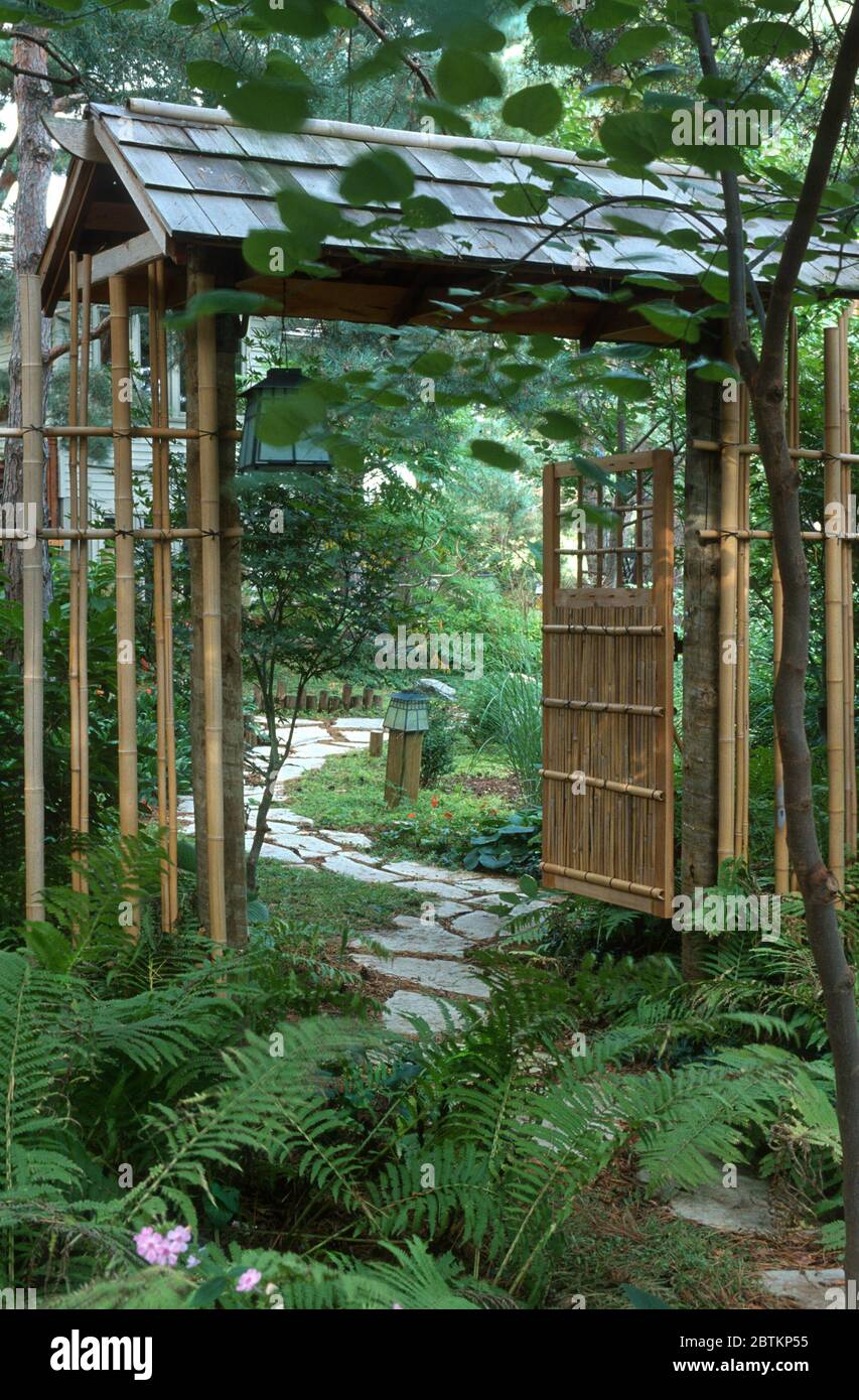 Cancello di bambù fatto a mano in giardino giapponese Foto Stock