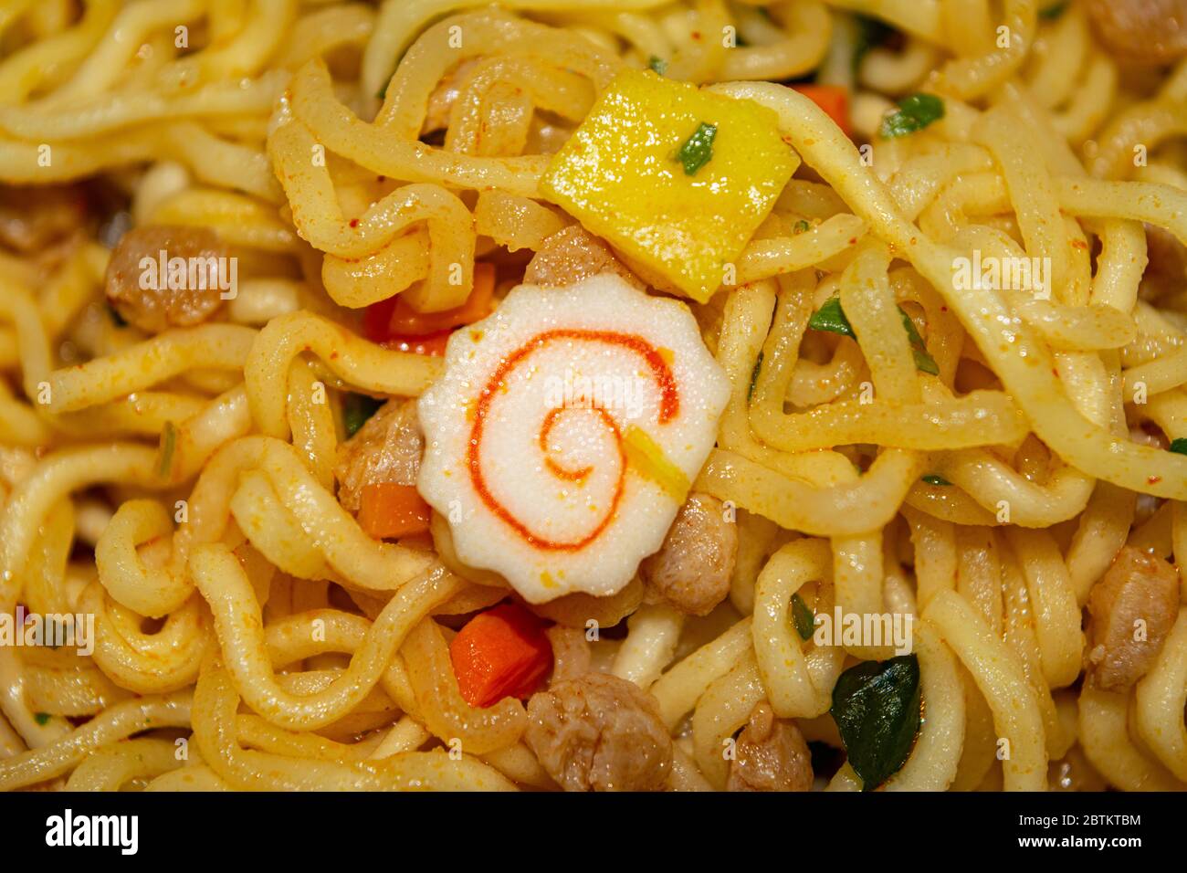 Tagliatelle istantanee cotte con spezie, verdure secche e carne liofilizzata. Primo piano Foto Stock