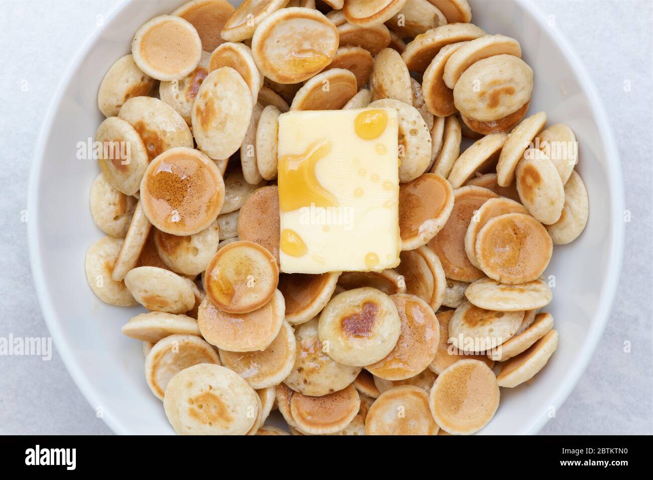 Mini frittelle di cereali fatte in casa con burro e sciroppo d'acero Foto Stock
