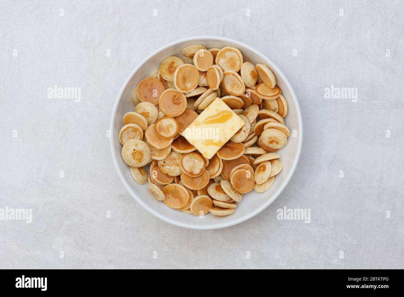 Mini frittelle di cereali fatte in casa con burro e sciroppo d'acero Foto Stock
