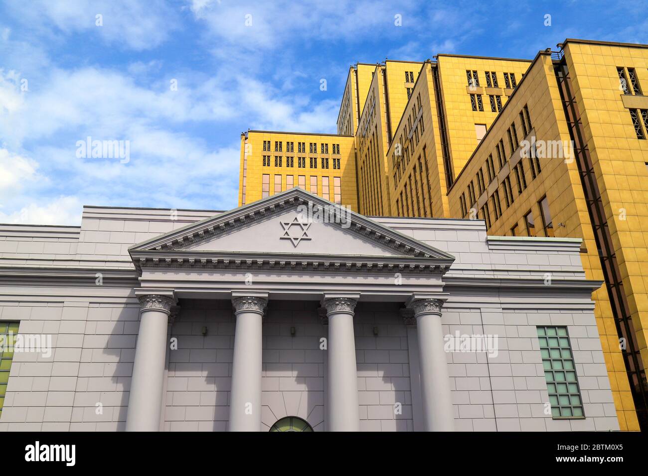 La stella ebraica a sei punte di Davide sulla storica sinagoga della Rosa d'Oro, un simbolo degli ebrei ortodossi. Città di Dnipro, Ucraina, Dnepropetrovsk Foto Stock