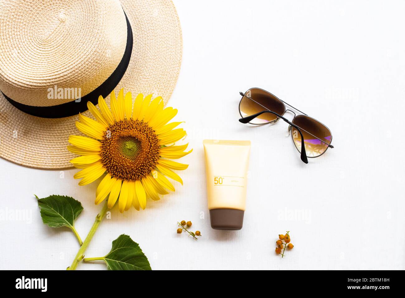 crema solare spf50 cosmetici cura della salute per la pelle viso con occhiali da sole, cappello di stile di vita donna e girasole fiore giallo di stile di vita donna relax Foto Stock