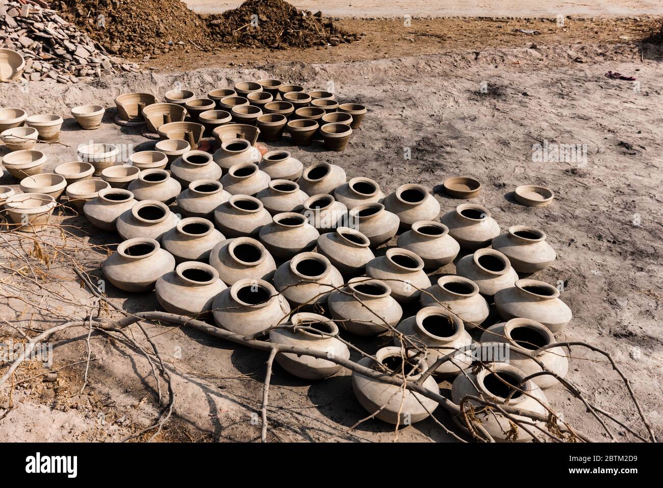 Laboratorio di ceramica non smaltata all'aperto, vicino a Shahdadpur, distretto di Sanghar, provincia di Sindh, Pakistan, Asia meridionale, Asia Foto Stock