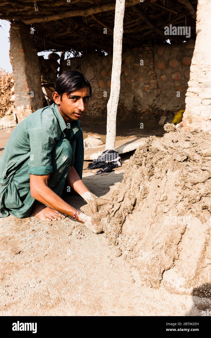 Laboratorio di ceramica non smaltata all'aperto, vicino a Shahdadpur, distretto di Sanghar, provincia di Sindh, Pakistan, Asia meridionale, Asia Foto Stock