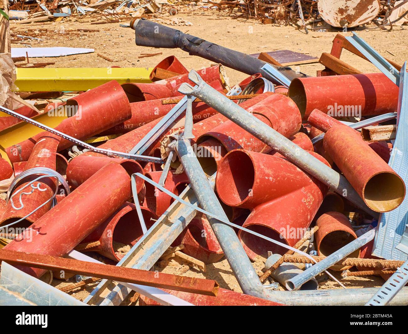 tubi e altri detriti di costruzione in corrispondenza di scarico dei rifiuti di costruzione. Foto Stock