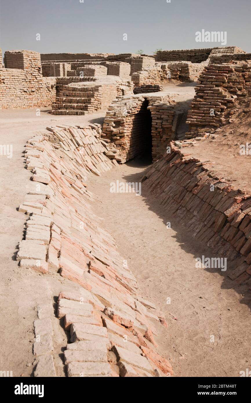 Mohenjo daro, tumulo di Stupa, sito archeologico della civiltà della Valle dell'Indo, 2500 a.C., distretto di Larkana, provincia di Sindh, Pakistan, Asia meridionale, Asia Foto Stock