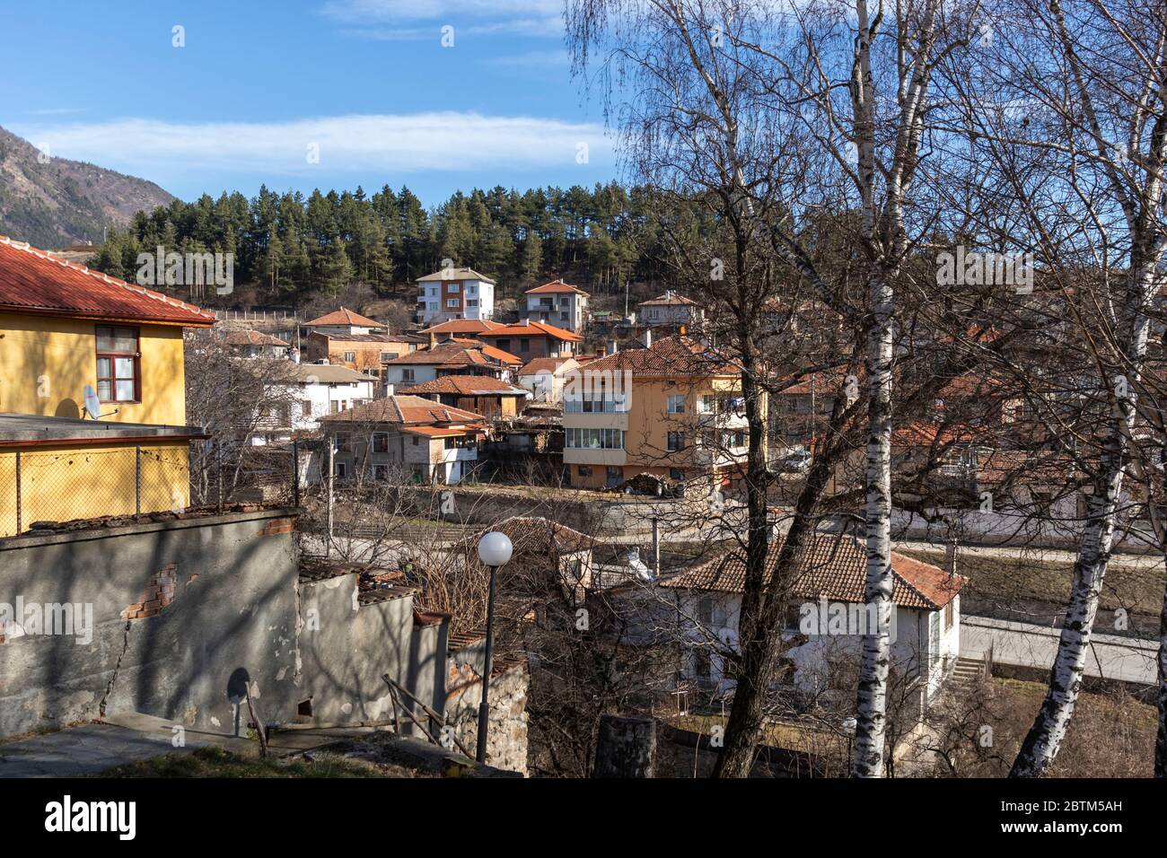 KLISURA, BULGARIA - 25 GENNAIO 2020: Edificio tipico e strada nella città storica di Klisura, Bulgaria Foto Stock