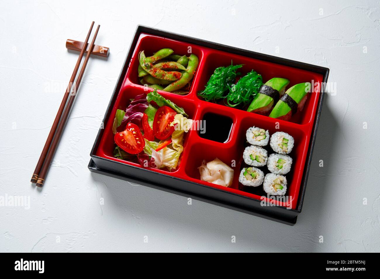 Pranzo in stile giapponese bento Box con vari piatti vegetariani sani.  Concetto di consegna di cibo o di take away Foto stock - Alamy