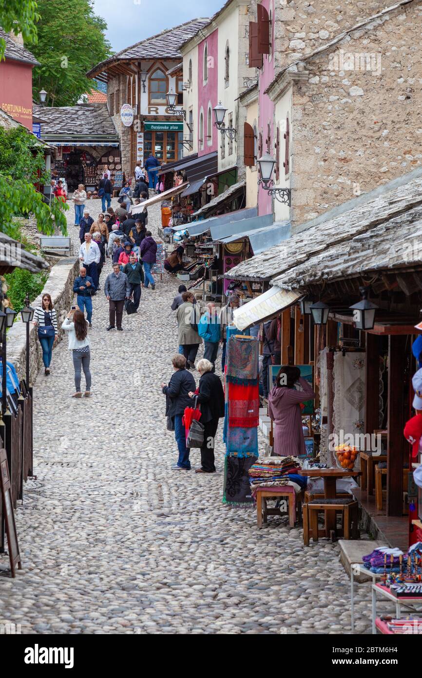 Persone nel centro storico di Mostar, Bosnia ed Erzegovina Foto Stock