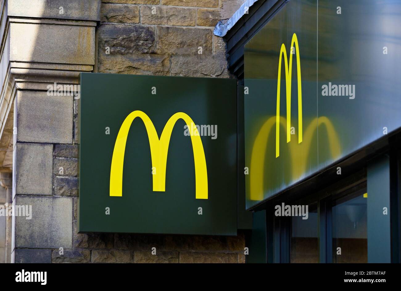 Logo McDonald's. Stricklandgate, Kendal, Cumbria, Inghilterra, Regno Unito, Europa. Foto Stock
