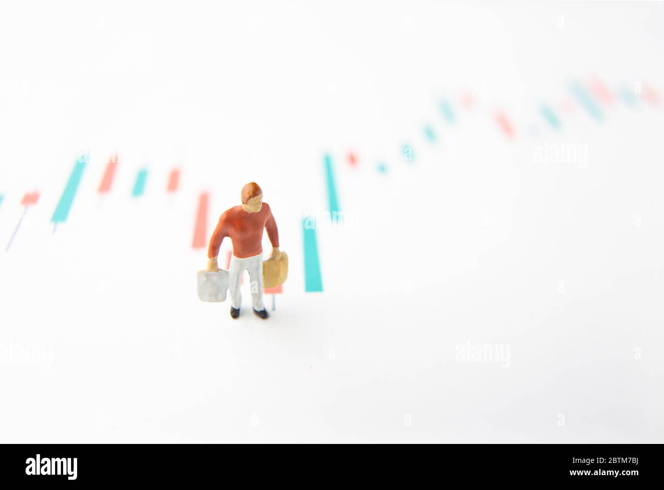 valore investitore acquisto azioni al momento giusto. figure in miniatura con borse di shopping su una tabella di stock Foto Stock