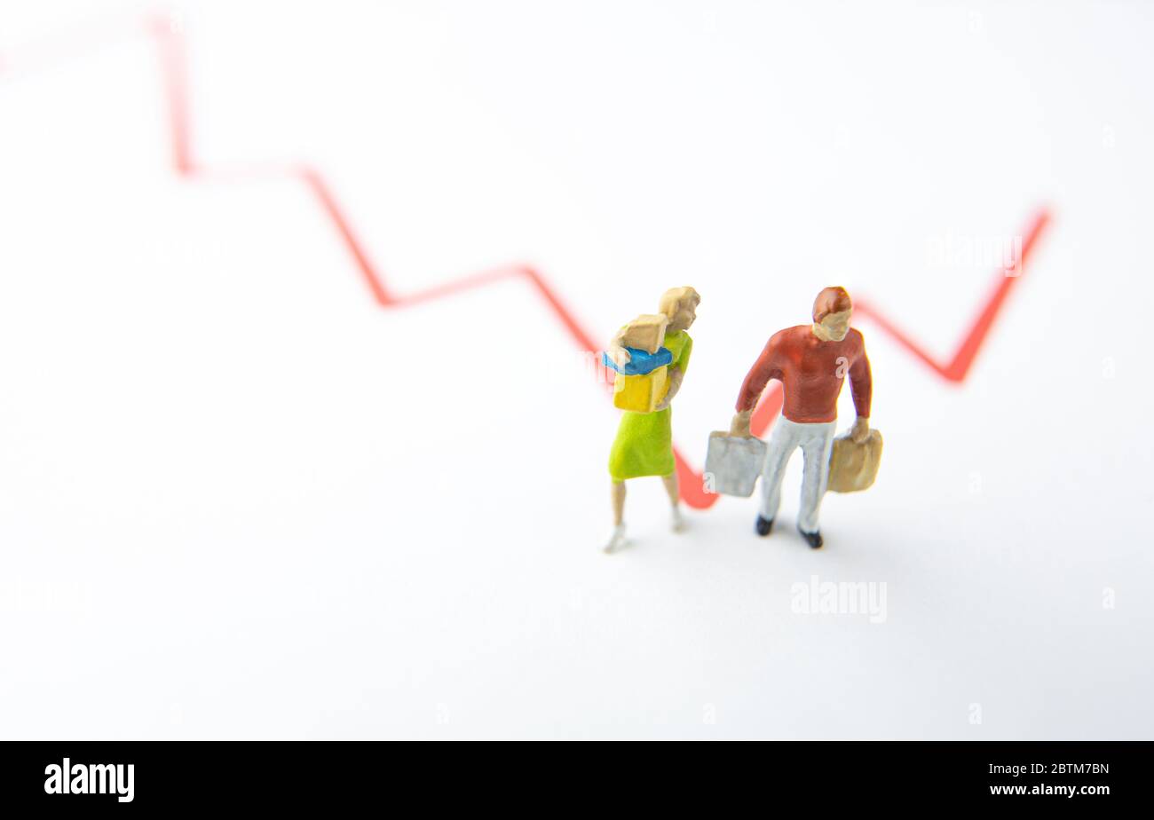 valore investitore acquisto azioni al momento giusto. figure in miniatura con borse di shopping su una tabella di stock Foto Stock