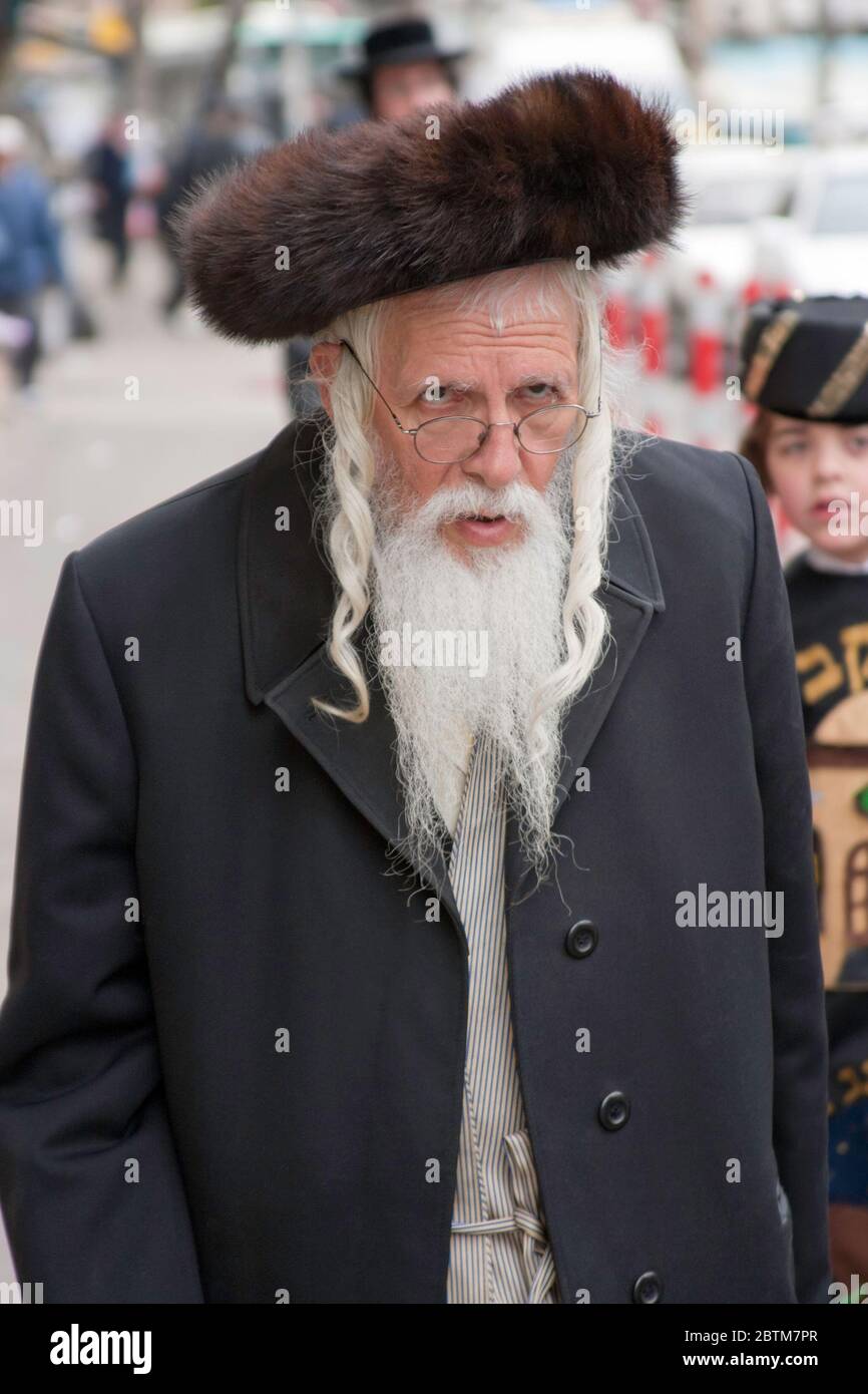 Gerusalemme, ISRAELE - 15 MARZO 2006: Carnevale di Purim nel famoso quartiere ultra-ortodosso di Gerusalemme - Mea Shearim. Ritratto di uomini vestiti di tradiz Foto Stock