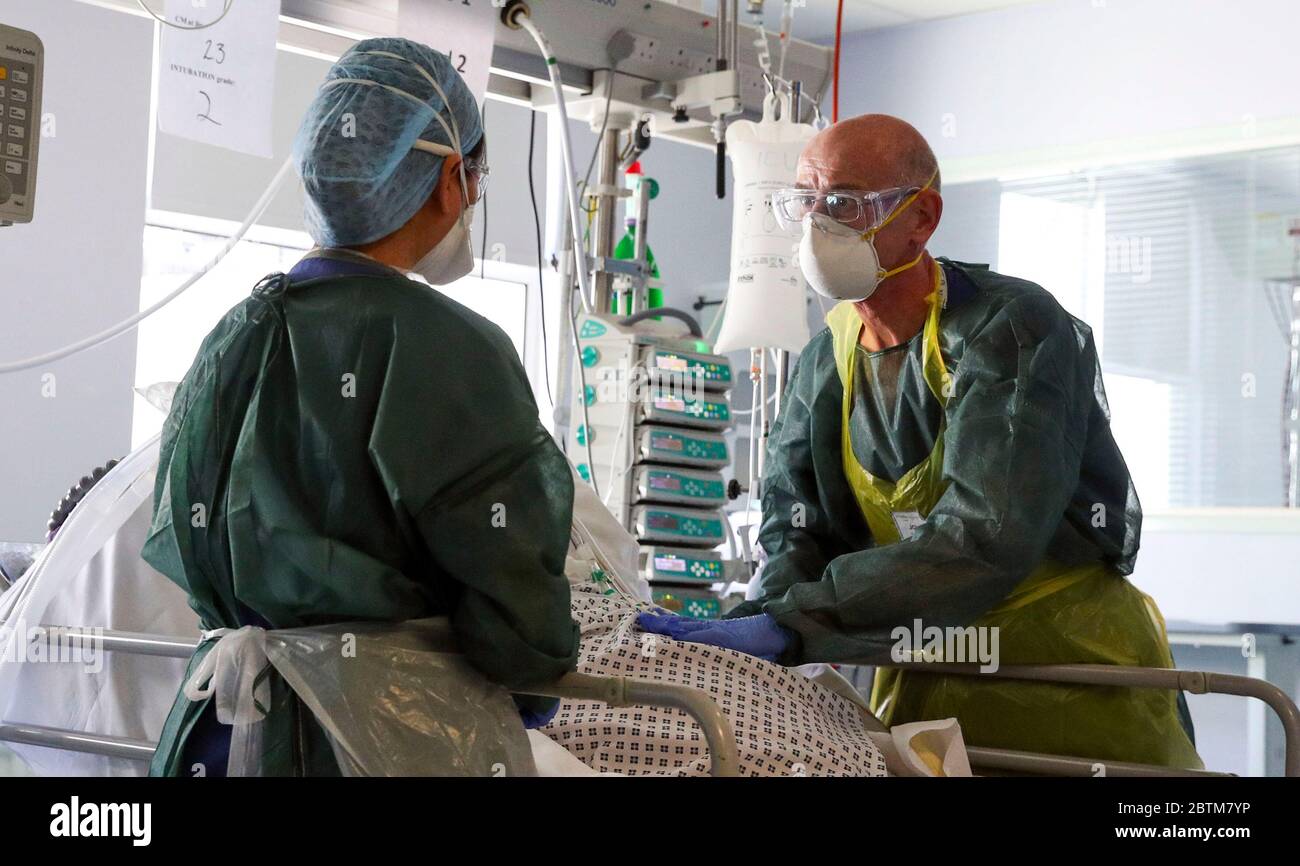 I medici curano un paziente affetto da coronavirus in un reparto di terapia intensiva al Frimley Park Hospital di Surrey. Data immagine: 22/5/2020. Foto Stock